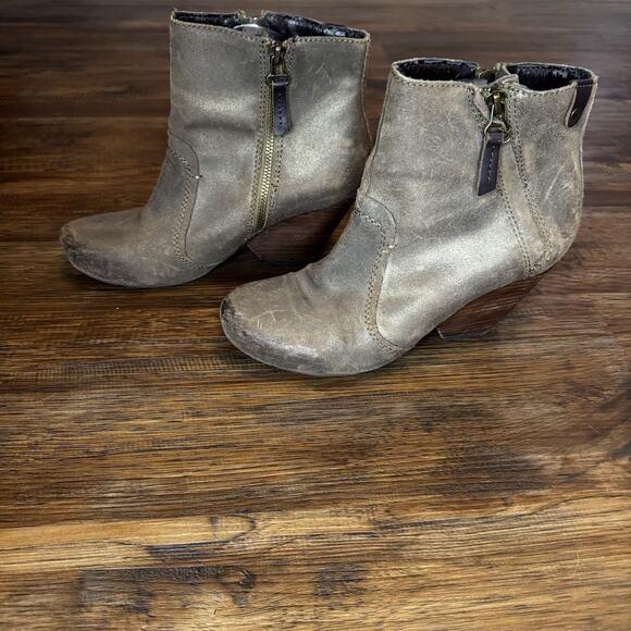 OTBT Ankle Wedge Booties Women’s 8 Distressed Leather Zip Ankle Boots - Picture 3 of 12